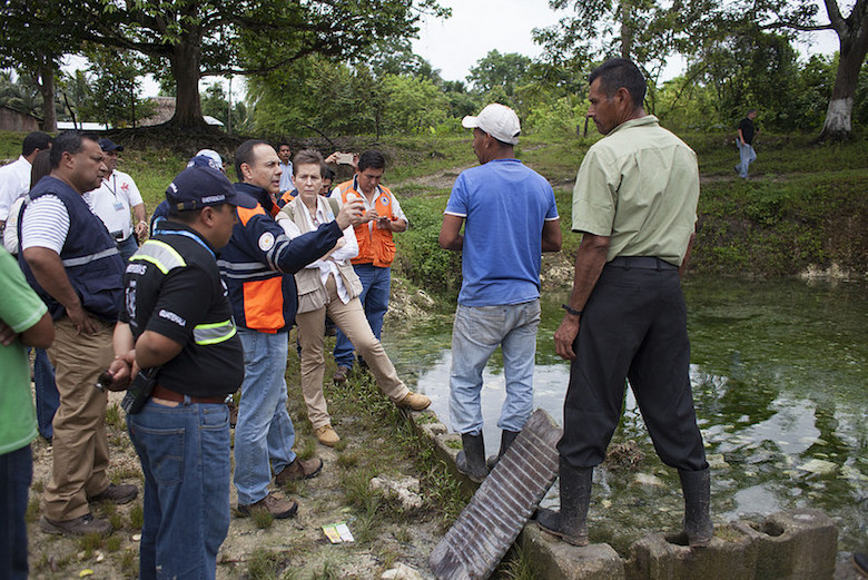 Officials with the Guatemalan government and the UN speak with Sayaxché residents affected by the contamination of the La Pasión River. Photo by CONRED Guatemala.