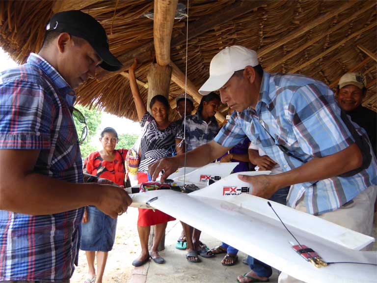 5)Community members build a drone for use in mapping and monitoring Wapichan lands. Photo by Tom Griffith, FPP.
