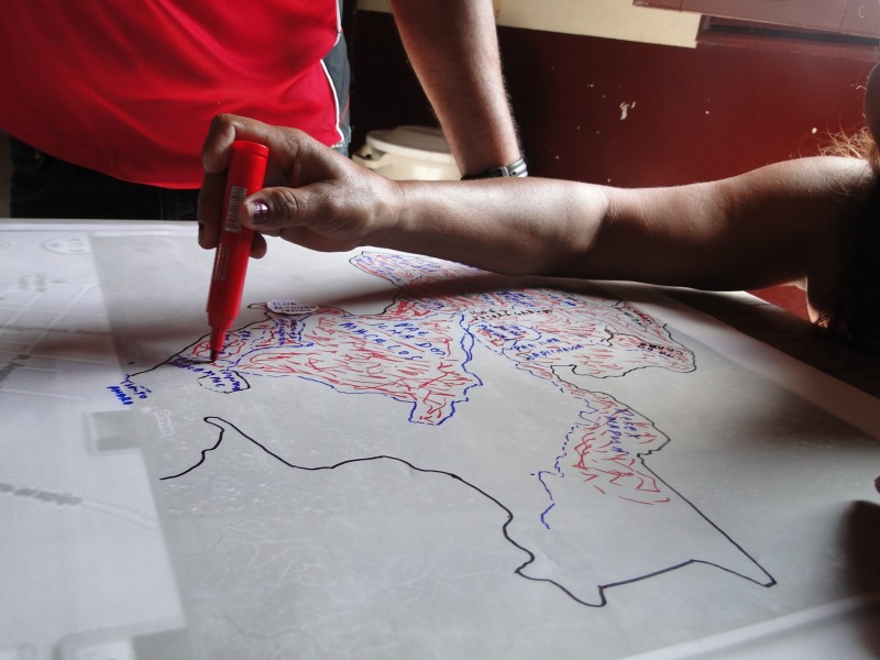 Mapping the Canaticu River. Photo courtesy of Instituto Peabiru.