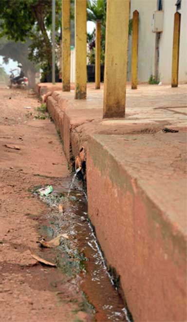 Sewage flows into an Altamira street. Norte Energia, the builder of the Belo Monte dam, has installed a municipal sewage system but has refused to link houses to it, insisting that this is the responsibility of the city government. Photo by Natalia Guerrero.