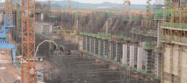 The Jirau dam under construction. In 2010, Camargo Corrêa and other construction companies were charged with holding workers in conditions analogous to slavery at the construction sites for the Jirau and Santo Antônio hydroelectric dams on the Amazon’s Madeira River. Photo courtesy of International Rivers.