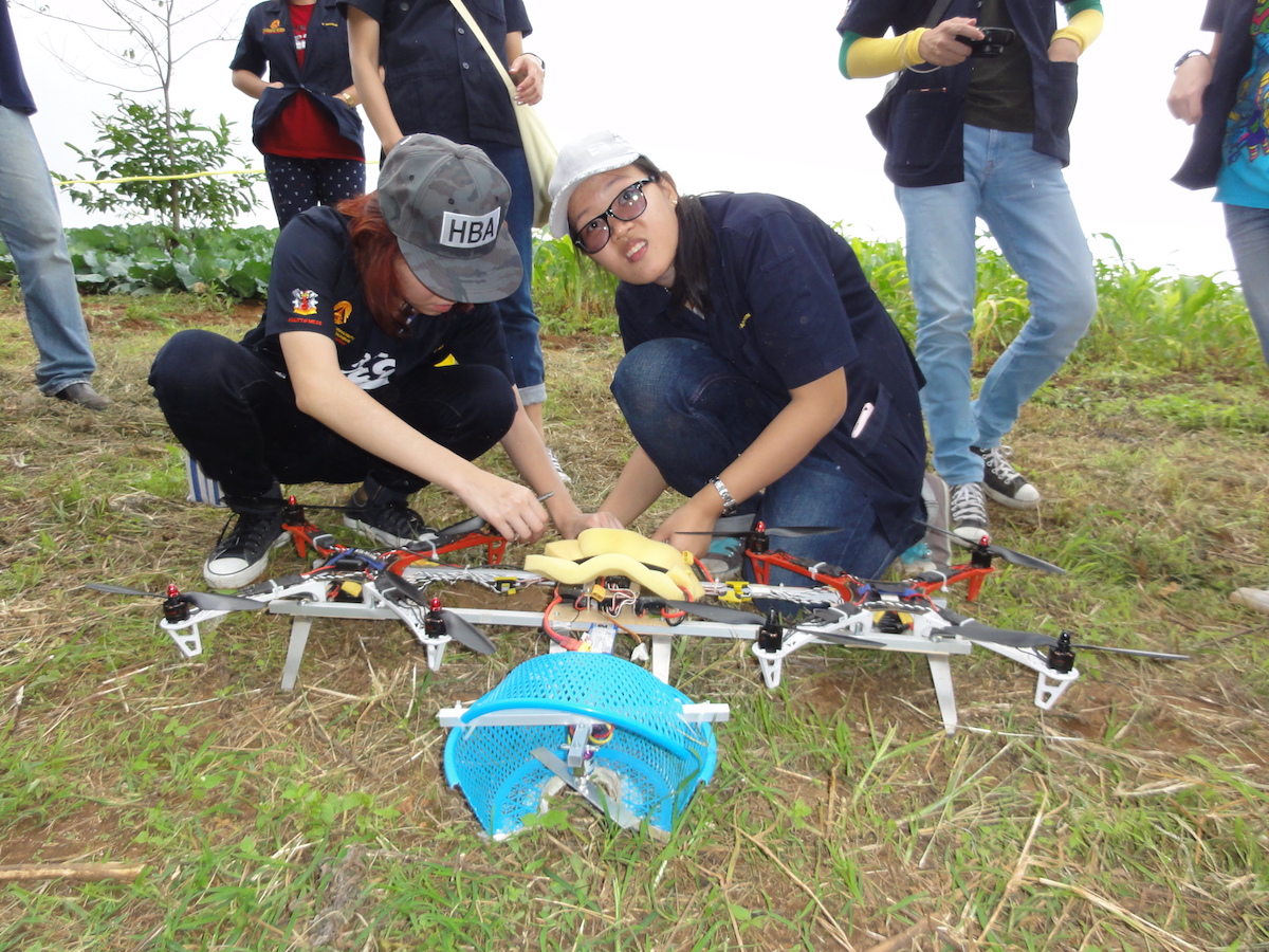 Students prepare to demonstrate a drone capable of collecting fruits or plant specimens during a workshop on automated forest restoration this fall in Thailand. Photo by S. Elliott. 