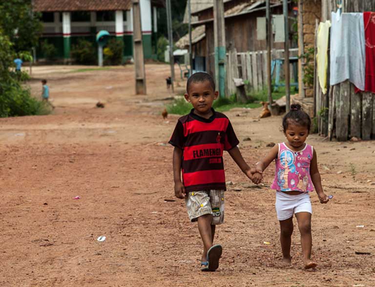Children walking in Pimental, a hundred years old community that will be flooded and destroyed by the dam. Photo by Lilo Clareto/Repórter Brasil