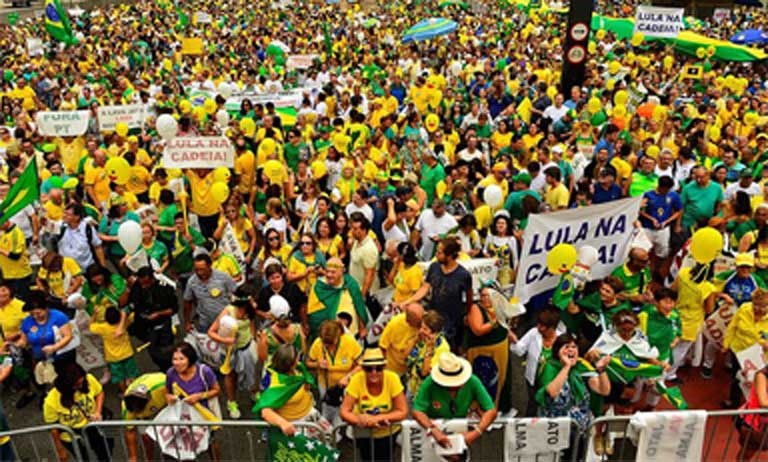The anti-environmental constitutional amendment million people took to the streets on March 13, 2016 to protest the vast extent of corruption in Brazil’s government and its oil and construction industries. Photo by Rovena Rosa courtesy of Agência Brasil