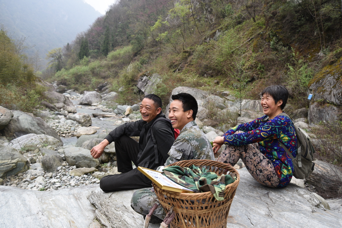 Guanba villagers, including Li Xinrui (middle), on their way to check their beehives in Guanba valley. Photo by Chen Yuanming.