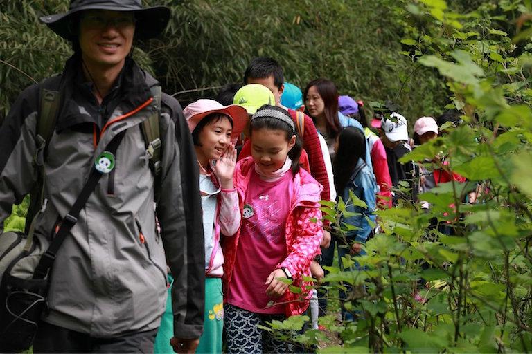 Students attend a nature education program in Longxi-Hongkou National Nature Reserve. Photo courtesy of Baohudi.org.