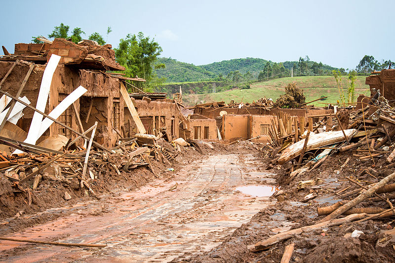 The town of Bento Rodrigues after its destruction by the toxic flood. Photo by Romerito Pontes from São Carlos licensed under the Creative Commons Attribution 2.0 Generic license