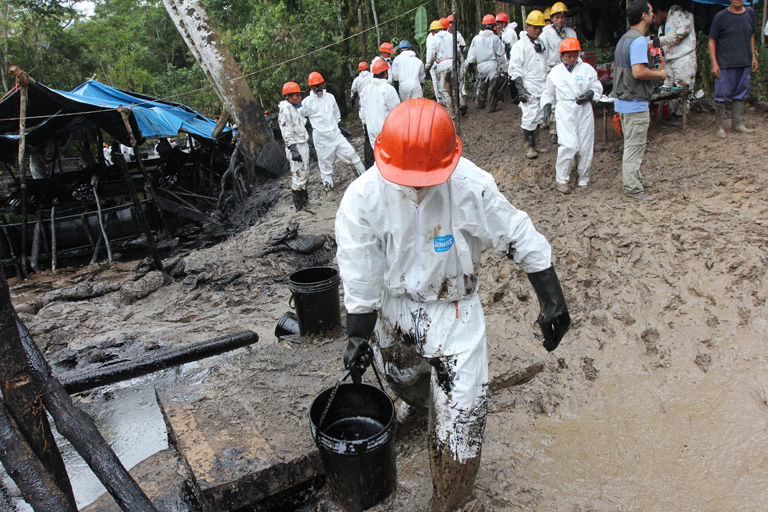 Trabajadores que retiran petróleo de un riachuelo cerca de Chiriaco, al norte de Perú, donde el crudo se derramó de un oleoducto a finales de enero. Foto de Barbara Fraser.