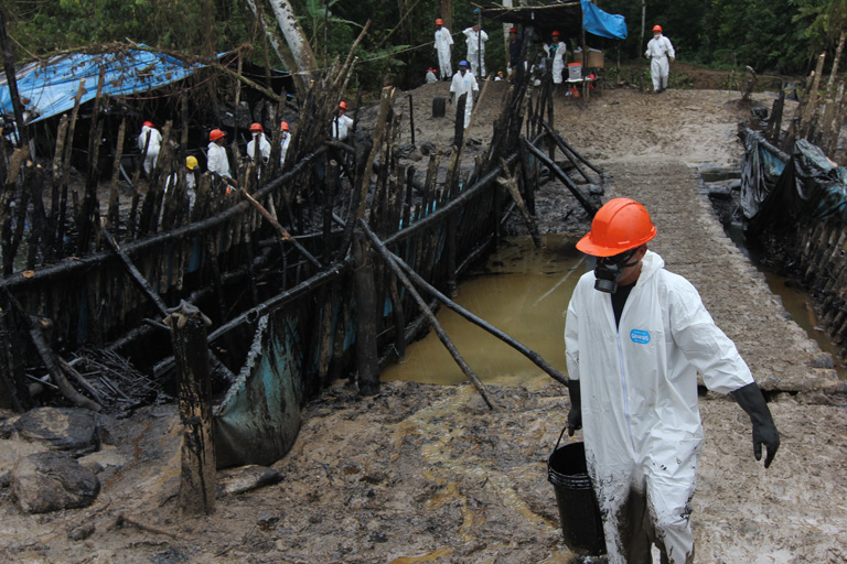 A pesar de las barreras de madera y plástico colocados para contener el petróleo crudo que se derramaba de un oleoducto cerca de Chiriaco , las fuertes lluvias lavaban el aceite aguas abajo de los ríos Marañón y Chiriaco. Photo by Barbara Fraser.