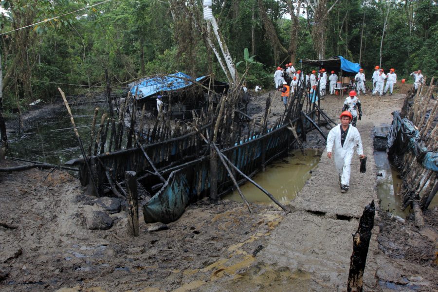 Despite barriers of wood and plastic sett up to contain crude oil that spilled from a pipeline near Chiriaco, heavy rains washed oil downstream to the Chiriaco and Marañón rivers. Photo by Barbara Fraser.