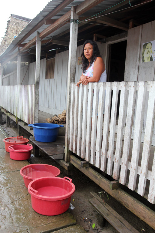 Cubos que captan agua de lluvia, la única fuente segura de agua para beber y cocinar desde que hubiera un derrame de petróleo en el pueblo indígena Kukama, de Cuninico, en 2014. Foto por Barbara Fraser.