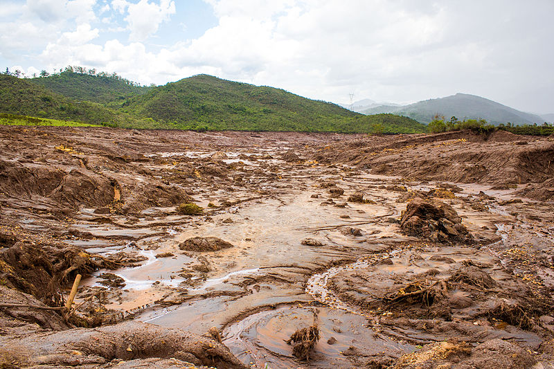 Experts worry that the iron-rich tailings will form a nearly impervious cap where it spilled, preventing water from penetrating and plants from growing — slowing recovery. Photo by Romerito Pontes licensed under the Creative Commons Attribution 2.0 Generic license