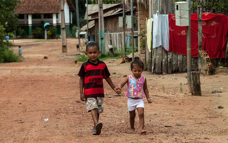 Children in Pimental, in the municipality of Trairão. Pimental’s entire population will be displaced by the dam, but no one knows so far where they will be moved to, or how they will be compensated for the loss of their homes and community. Photo by Lilo Clareto / Repórter Brasil