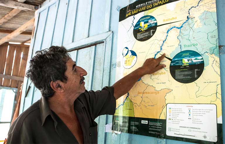 Arlindo de Oliveira points out the site of the proposed São Luiz do Tapajós dam. Photo by Lilo Clareto / Repórter Brasil