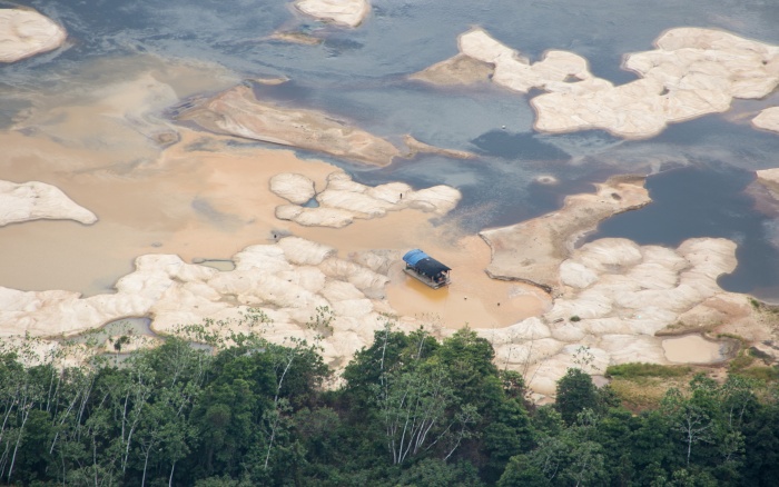 The Rio Uraricoera in northern Brazil, a stream contaminated with mercury due to illegal mining. Photo by Divulgação