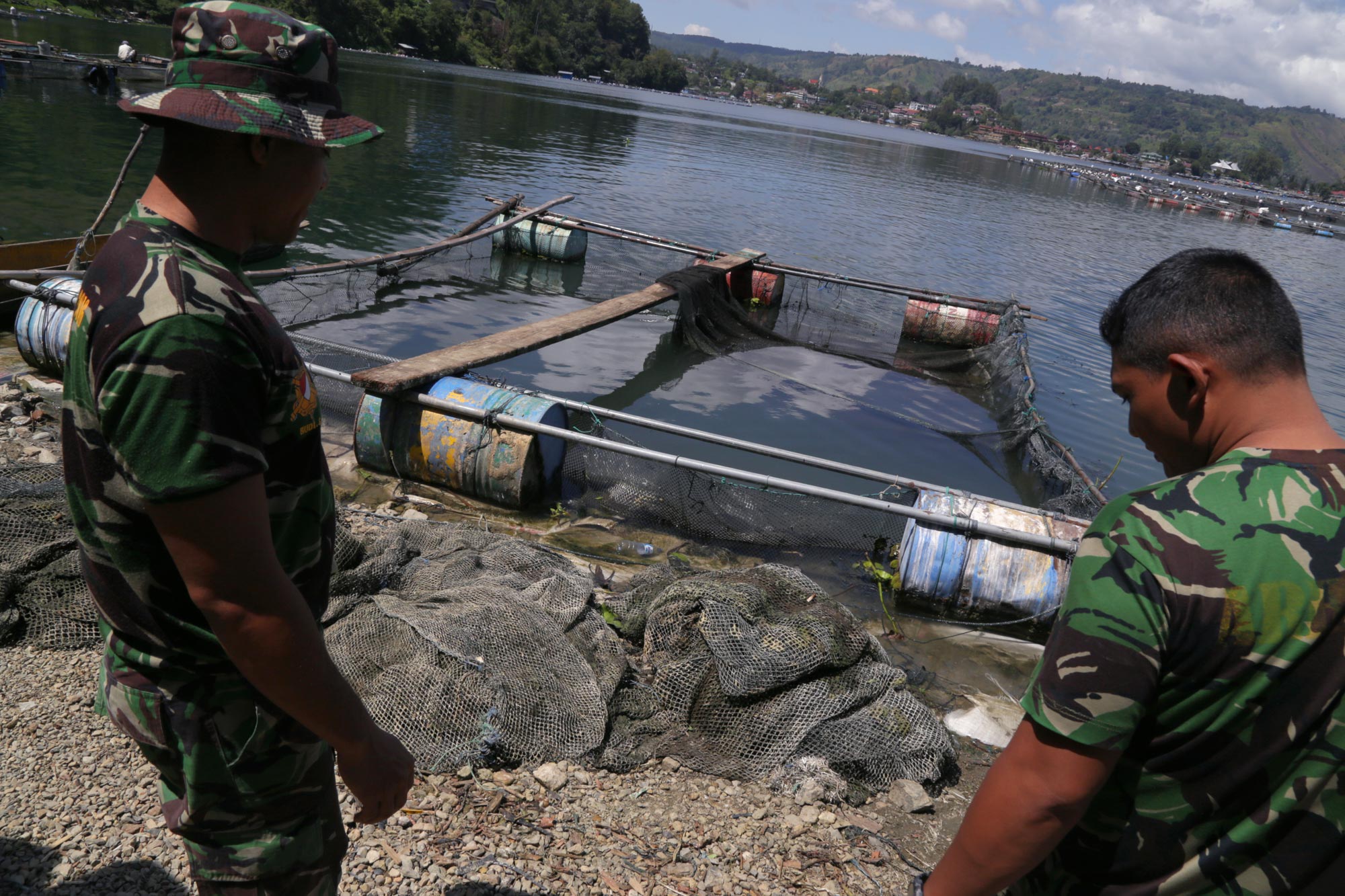 Soldiers in Sualan. Photo by Aria Danaparamita