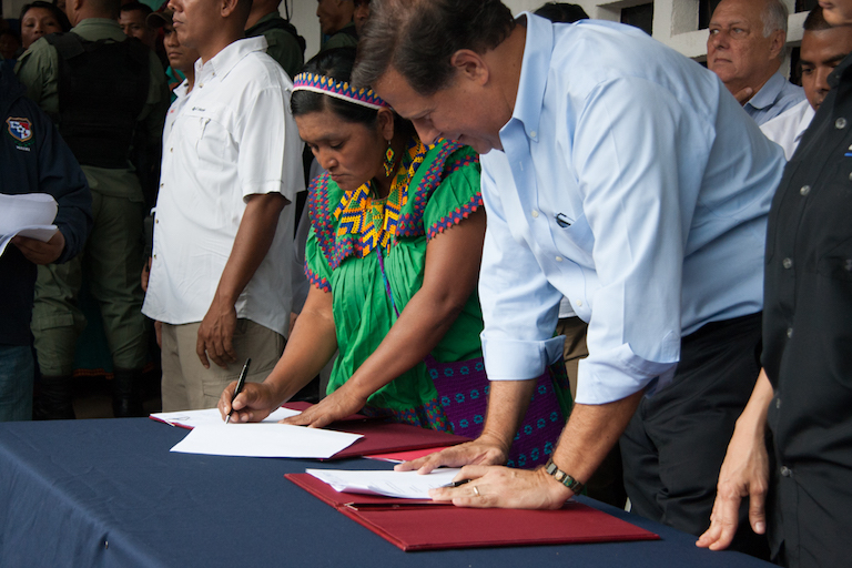 Ngäbe general Cacica Silvia Carrera and President Varela sign the agreement. Photo by Camilo Mejia Giraldo