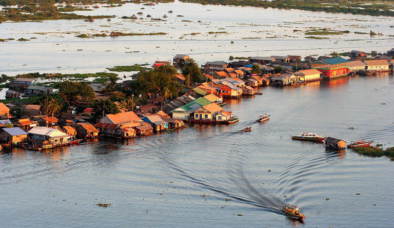 A floating village on Tonle Sap Lake, Cambodia. Upstream dams are impacting the Mekong River, and with it, the lives of those who live downstream. Photo by Jialiang Gao GNU Free Documentation License 1.2 (Wikimedia) 