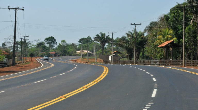 The BR-364 highway in the northern Brazilian Amazon. By 2050, an estimated 25 million kilometers of new roads are planned, mostly in the developing world. These roads provide a gateway into forests and easy access for illegal loggers, settlers, and wildlife traffickers. Photo by Gleilson Miranda licensed under the Creative Commons Attribution 2.0 Generic license.