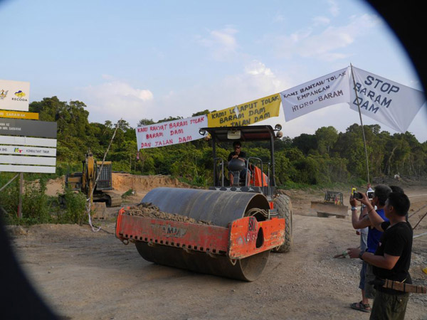 Heavy equipment moving offsite during a protester blockade that was demonstrating against the proposed Baram dam in Malaysia’s Sarawak state. Photo by Peter Kallang / Save Rivers