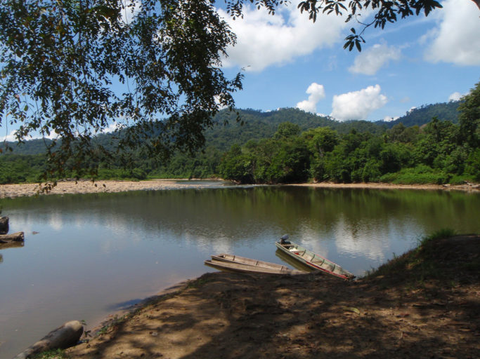 A stretch of the Baram River. Its shores would have been flooded if the Baram dam had been built. A wave of Internet and social media coverage critical of the Malaysian government’s development policies was amplified by more traditional newspaper media. Photo courtesy of Bruno Manser Fonds.