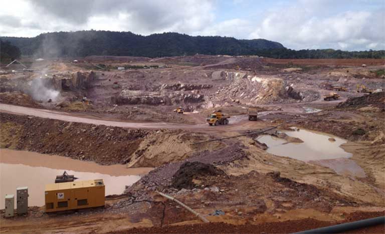The Teles Pires dam isn’t the only major Brazilian infrastructure project on the river. Construction is well underway at the São Manoel dam (pictured here) with other hydroelectric projects completed or nearing completion. While every dam receives an individual environmental and social assessment, the Brazilian government has done no such assessment on the impacts of multiple dams on watershed-wide ecosystems and human communities — such studies are urgently needed, say scientists. Photo by International Rivers on Flickr, licensed under an Attribution-NonCommercial-ShareAlike 2.0 Generic (CC BY-NC-SA 2.0) license