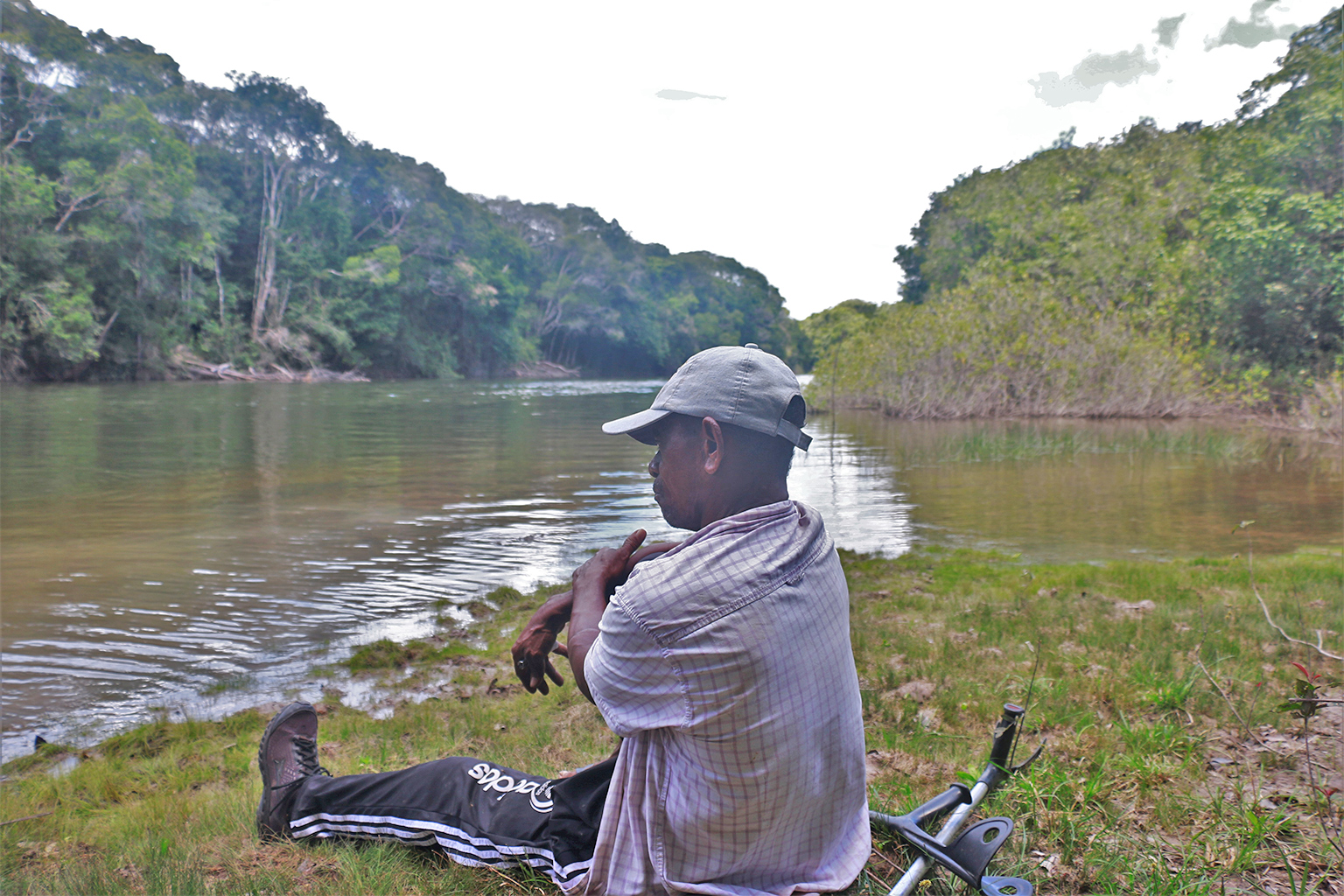 Raimundo Serrão sits by the river.